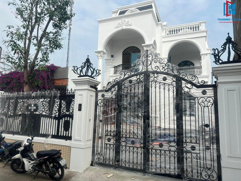 thi-cong-nhom-kinh-cho-cong-trinh-biet-thu-1