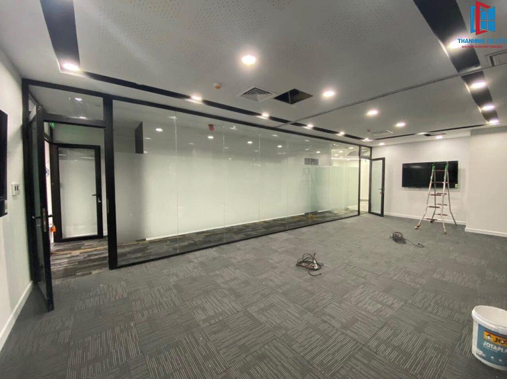 thi-cong-vach-kinh-van-phong-tai-ha-noi-1