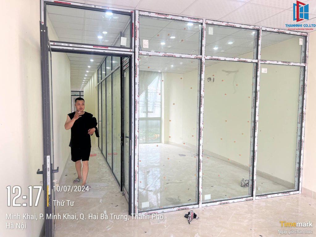 thi-cong-vach-kinh-van-phong-tai-ha-noi