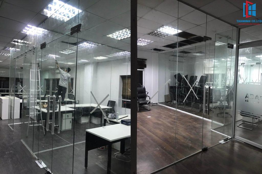 thi-cong-vach-kinh-van-phong-tai-ha-noi-3