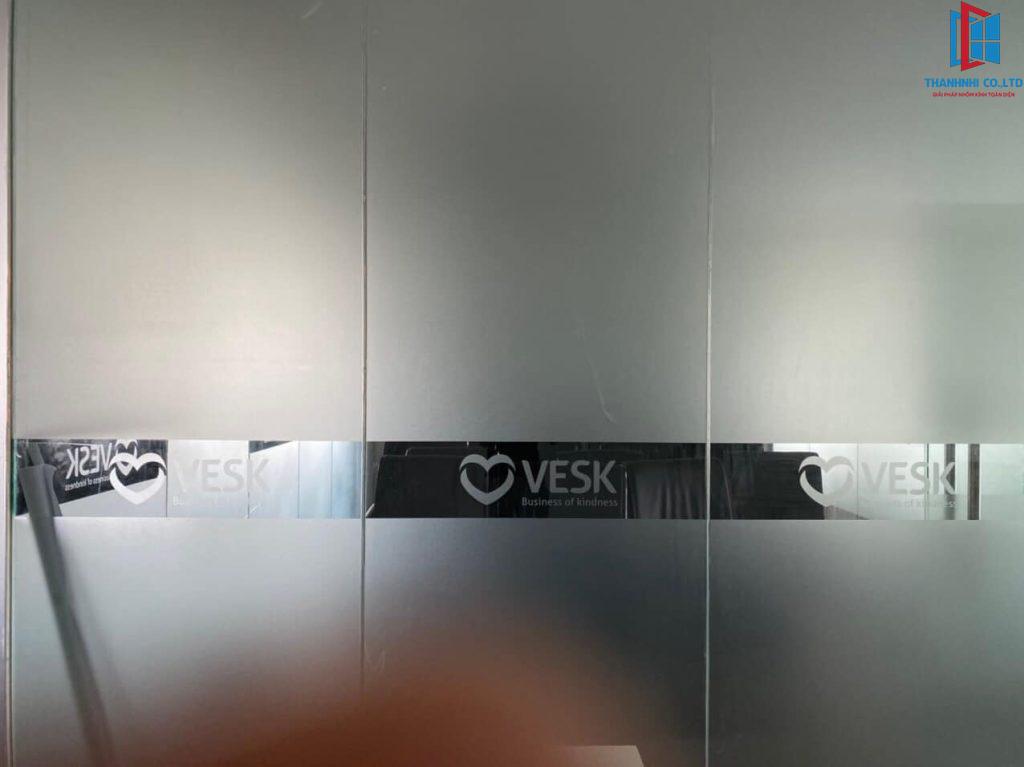 thi-cong-vach-kinh-van-phong-tai-ha-noi-4